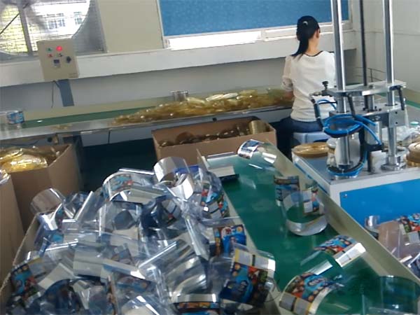 彩印塑料圓筒卷邊機(jī)視角 彩印塑料圓筒卷邊機(jī)視角